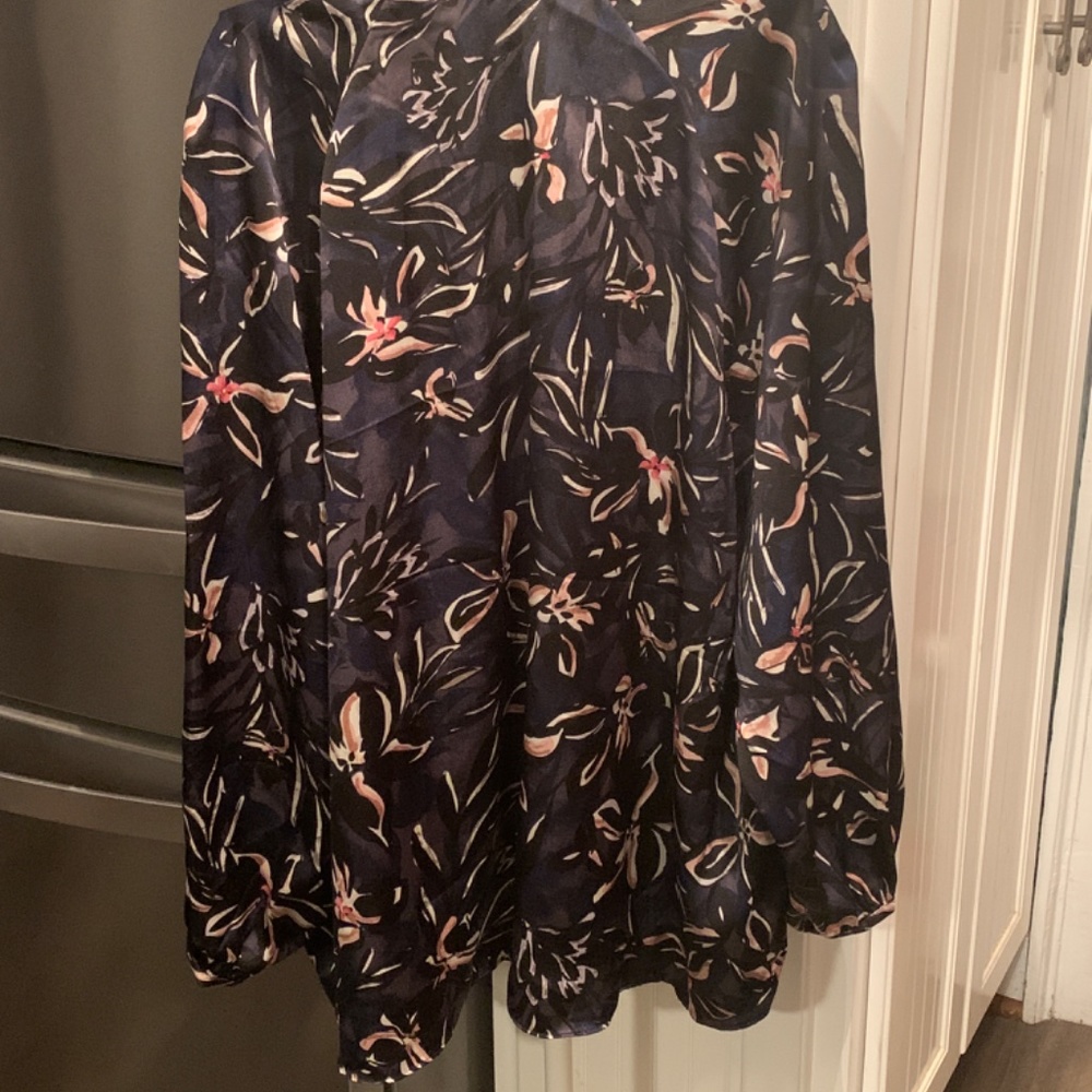 Tahari Floral blouse. Worn once. Excellent condition‎ - Picture 7 of 7